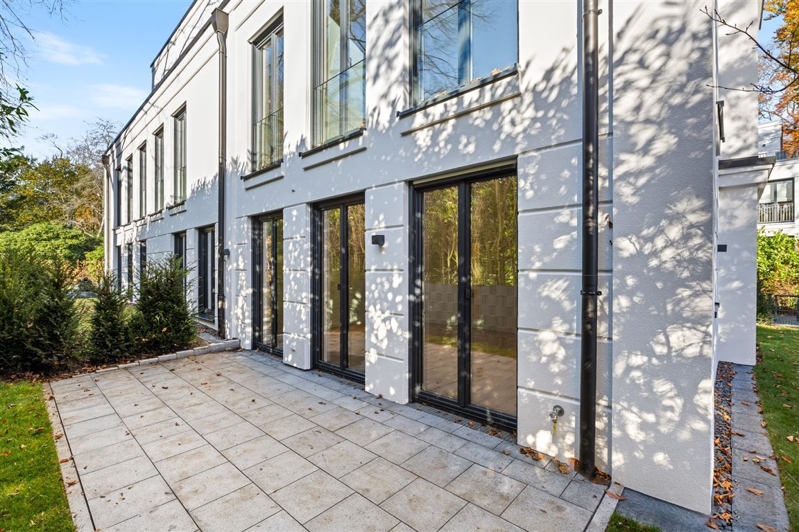 Terrasse und Gartenfläche