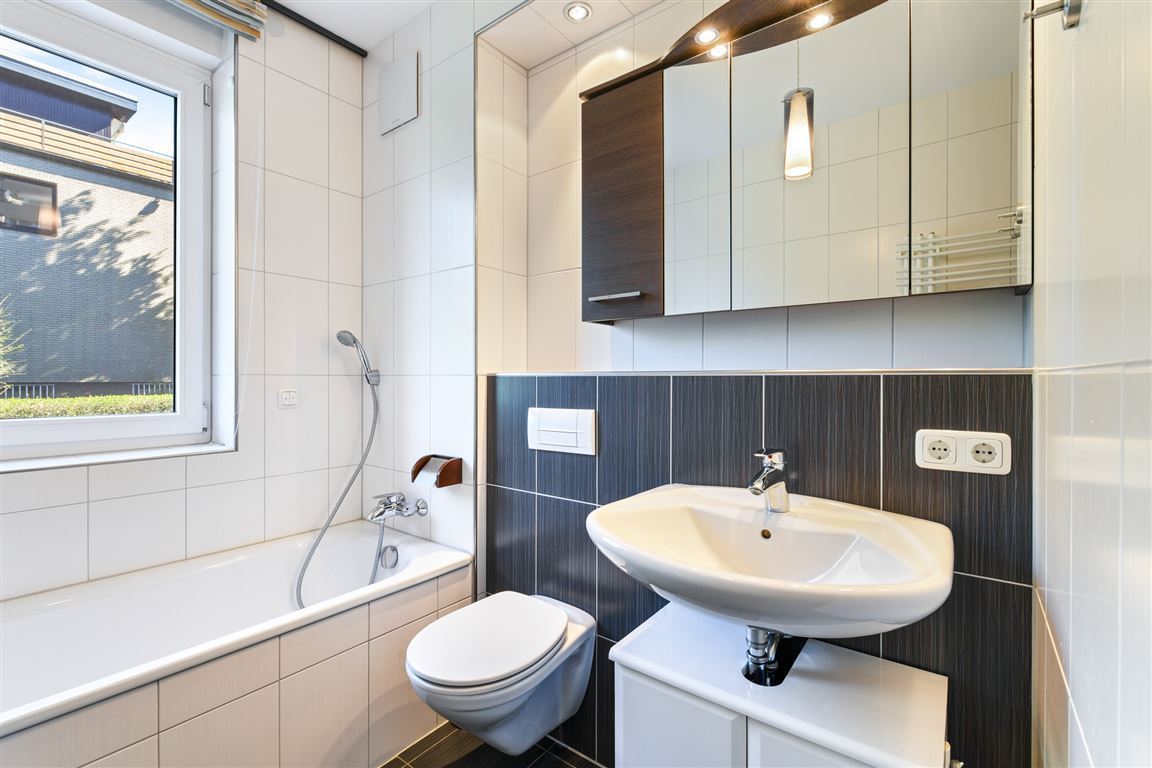Moderes Bad mit Fenster